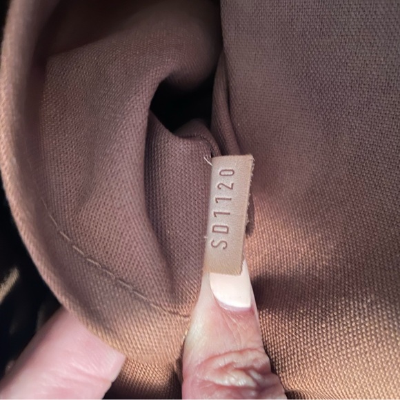 Authentic Louis Vuitton Tivoli GM - Picture 5 of 7